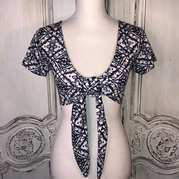 NWT ASOS Geo Graphic Navy and White Short Sleeve Crop Front Tie Top Size 0 - Picture 1 of 10